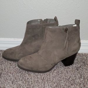 Womens Old Navy Gray Booties